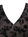 Robe moulante noire fleur en dentelle à col en V années 1960
