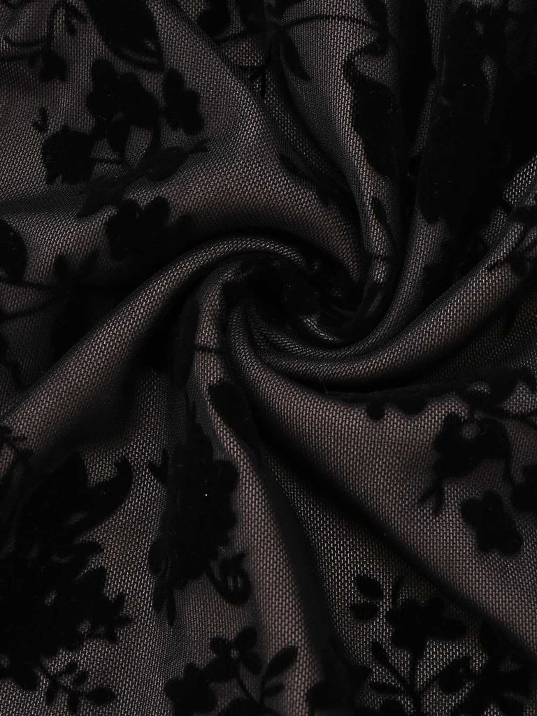 Robe moulante noire fleur en dentelle à col en V années 1960