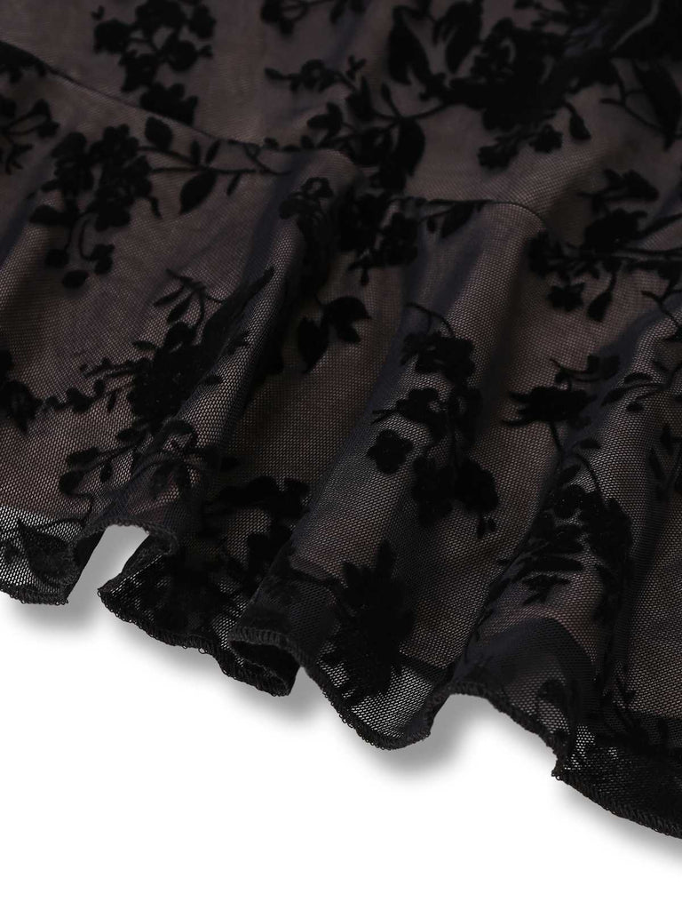 Robe moulante noire fleur en dentelle à col en V années 1960