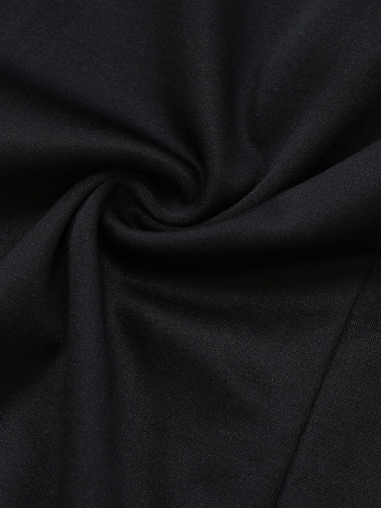 Robe noire à col carré et nœud papillon rouge années 60