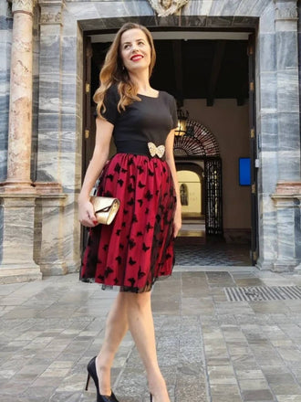 Robe en maille brodée de papillons rouge des années 1950