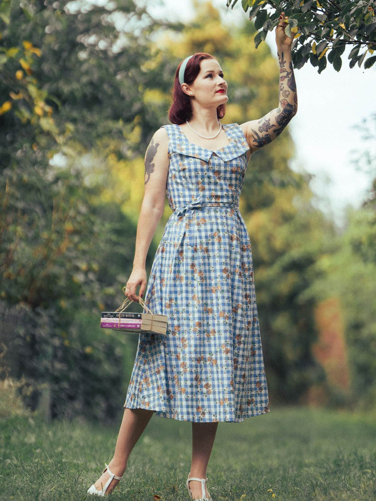 Robe bleue à lacets à carreaux roses des années 1940 Chic