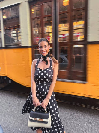 Robe ceinturée à pois contrastés dos nu noir des années 1950