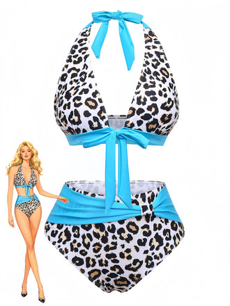 Bikini à imprimé léopard avec des touches de bleu et une poupée Barbie le portant sur fond blanc