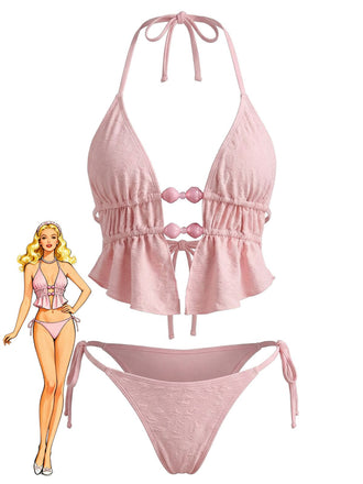 Un ensemble bikini triangle rose pâle orné de volants sur le haut et le bas, avec des perles rondes décoratives au niveau de la poitrine.