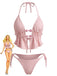Un ensemble bikini triangle rose pâle orné de volants sur le haut et le bas, avec des perles rondes décoratives au niveau de la poitrine.