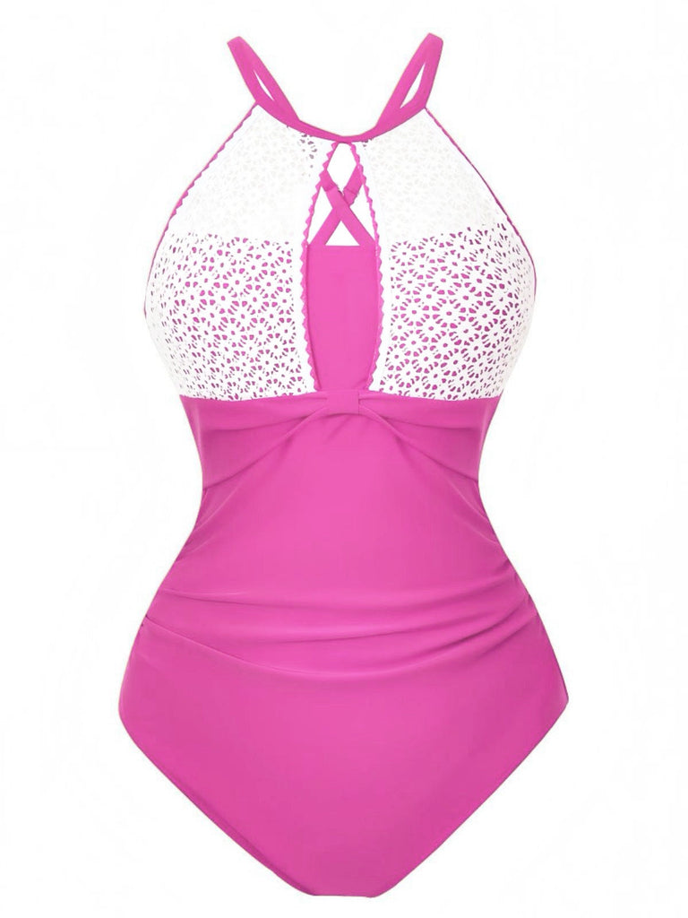 Maillot de bain rouge et blanc avec détails en dentelle sur fond blanc