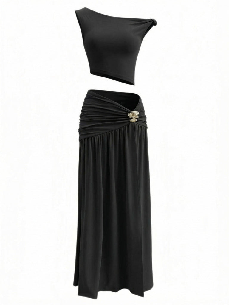 Ensemble deux pièces noir composé d'un haut et d'une jupe sur fond blanc