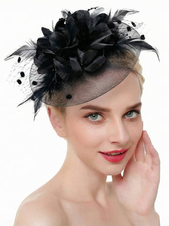 Femme portant une coiffe florale noire avec un filet sur fond blanc