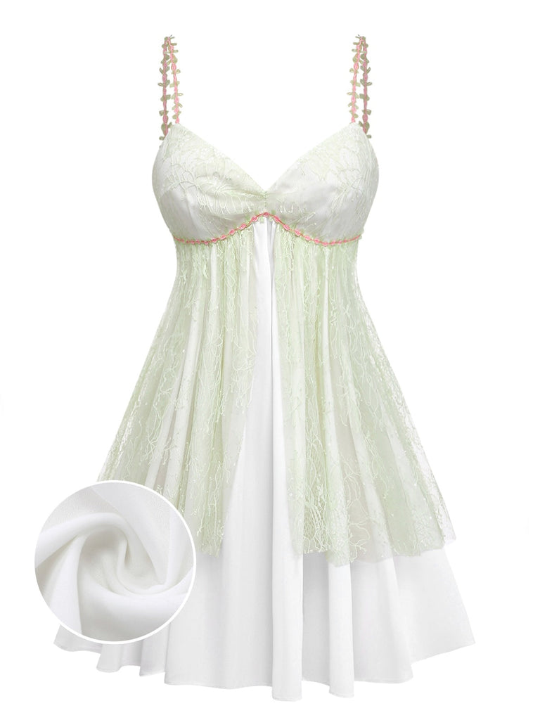 Nuisette romantique verte de style vintage années 1950, ornée de délicates dentelles roses sur les bretelles et d'une élégante double épaisseur pour un confort optimal.