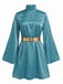 Robe turquoise avec une ceinture dorée sur fond blanc