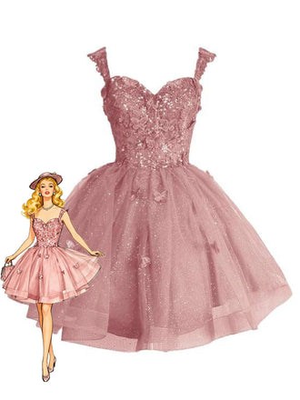 Robe courte en tulle rose pailleté à motif papillon et décolleté en cœur, style vintage années 60, avec un design épaules dénudées convertible, idéale pour les bals de fin d'année et les événements formels.