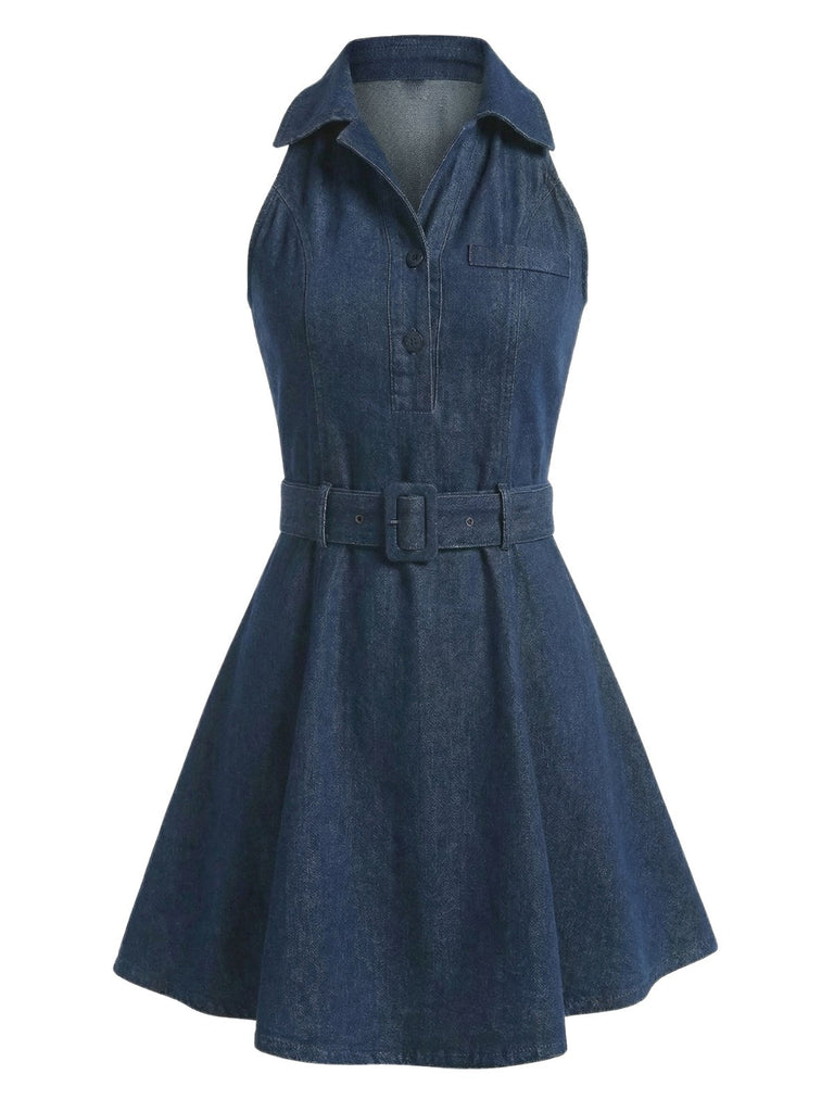 Robe courte vintage en jean bleu, à col halter et sans manches, dans le style mod des années 60, parfaite pour les sorties décontractées et les événements à thème rétro.