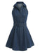 Robe courte vintage en jean bleu, à col halter et sans manches, dans le style mod des années 60, parfaite pour les sorties décontractées et les événements à thème rétro.