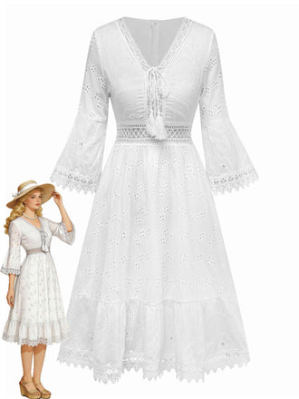 Robe en dentelle blanche à manches longues sur fond blanc