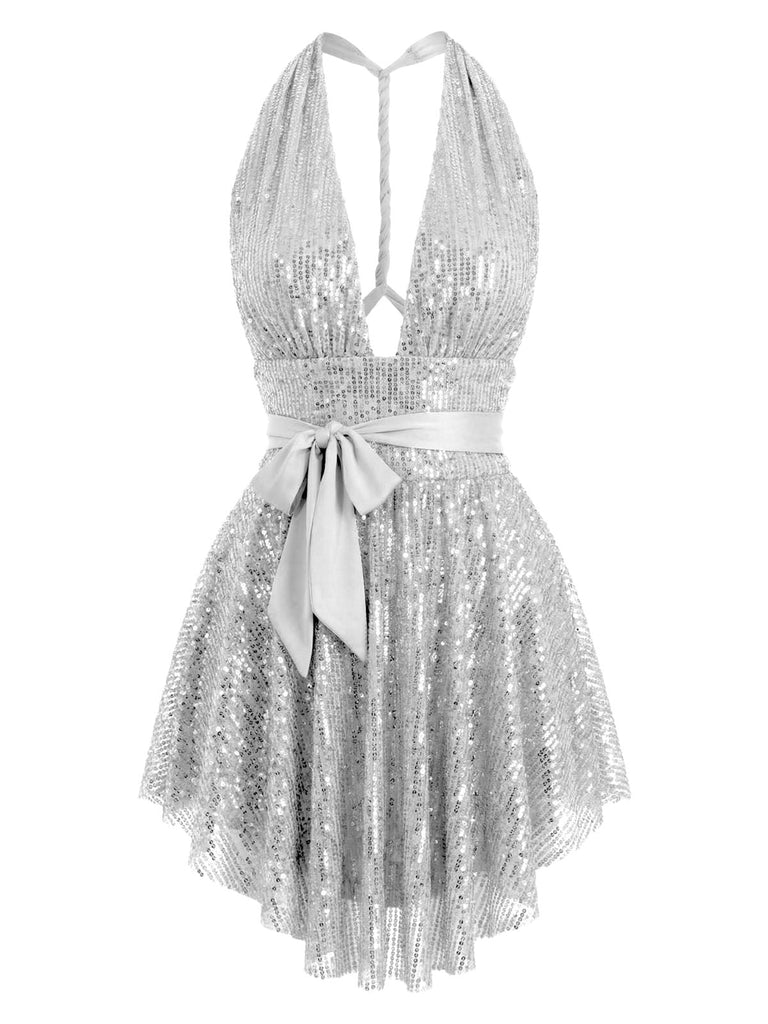 Vue de face de la même mini-robe à paillettes, de couleur argent brillant, avec une ceinture assortie.