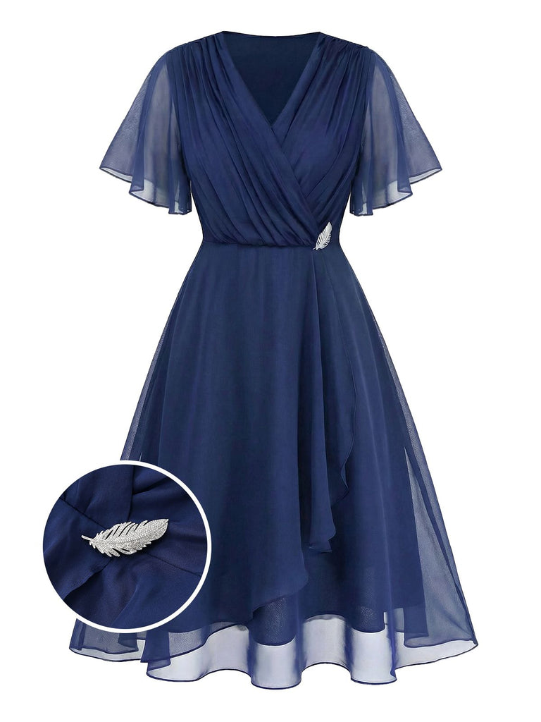[Prévente] [Grande Taille] Robe en mousseline bleu marine décolleté en V et broche années 40