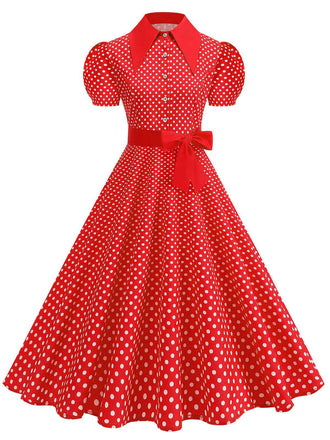Robe trapèze vintage à pois, ceinturée et à col chemise, dans un style rétro classique des années 1950.