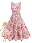 Une robe trapèze sans manches de style vintage, ornée d'un imprimé floral romantique de roses roses sur fond blanc, avec une ceinture assortie.