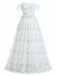 Robe blanche à broderies florales sur fond blanc