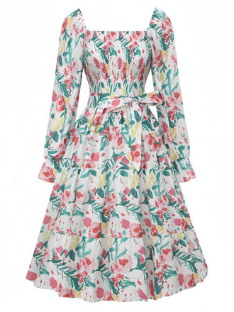 Robe fleurie à manches longues sur fond blanc