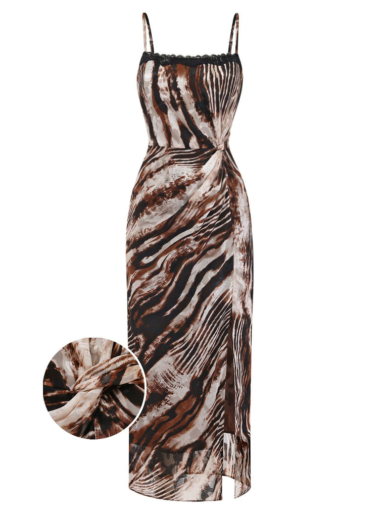 Une robe midi sexy à fines bretelles, ornée d'un imprimé animalier marron et noir, d'une délicate bordure en dentelle noire à l'encolure et d'une fente latérale audacieuse.