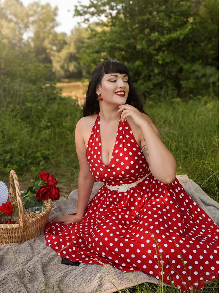 Robe dos nu rouge à pois des années 1950