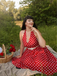 Robe dos nu rouge à pois des années 1950
