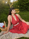 Robe dos nu rouge à pois des années 1950