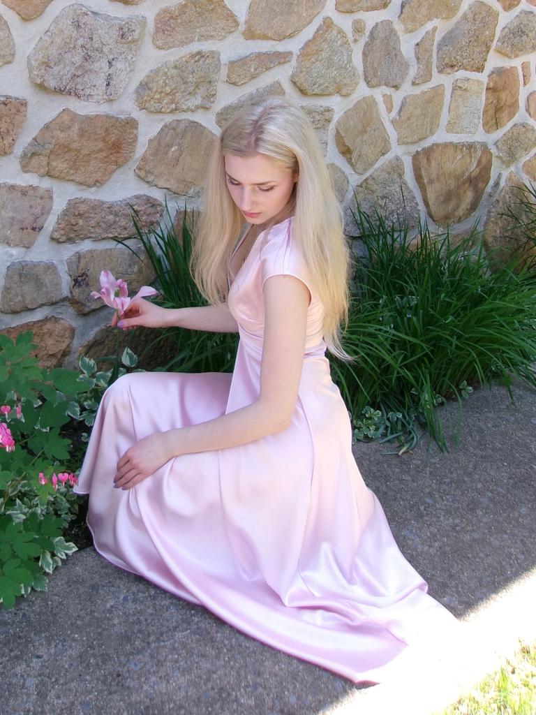 Robe en satin col en V profond rose des années 1950