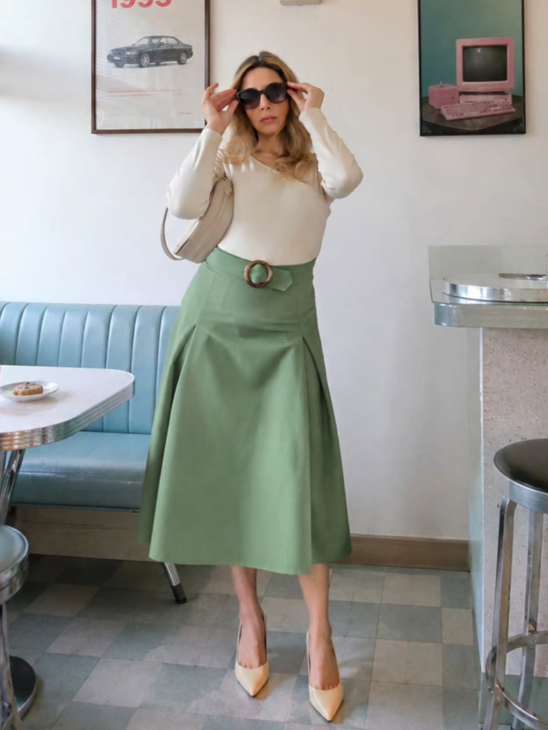 Robe plissée beige et verte en maille épaules dénudées années 50