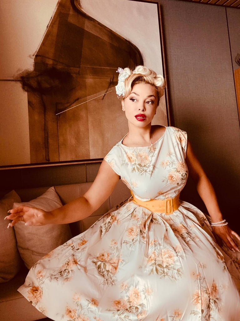 Robe jaune à fleurs antique col bateau ceinturée années 1950