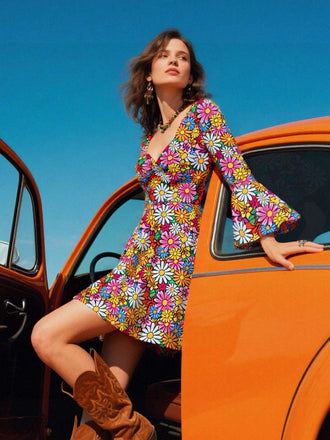 Robe hippie multicolore marguerites manches évasées des années 1960