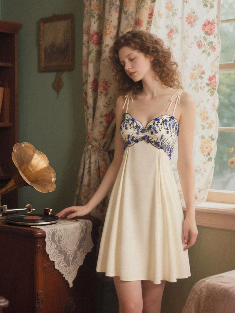 Prévente] Chemise de nuit beige à bretelles à lacets brodée de fleurs années 1940