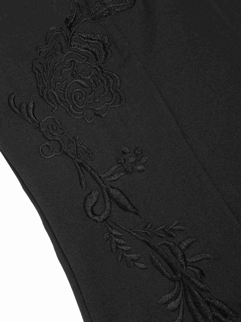 Robe crayon noire à col mandarin et broderies florales années 1960