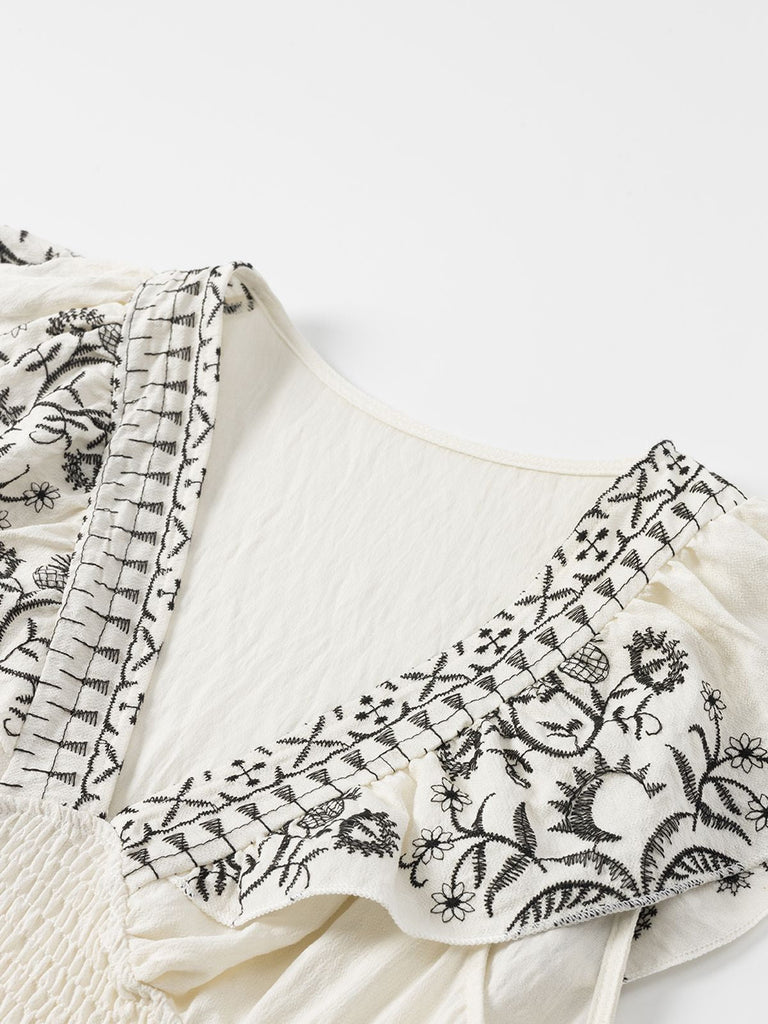 Robe col V à volants floraux blanc des années 1970