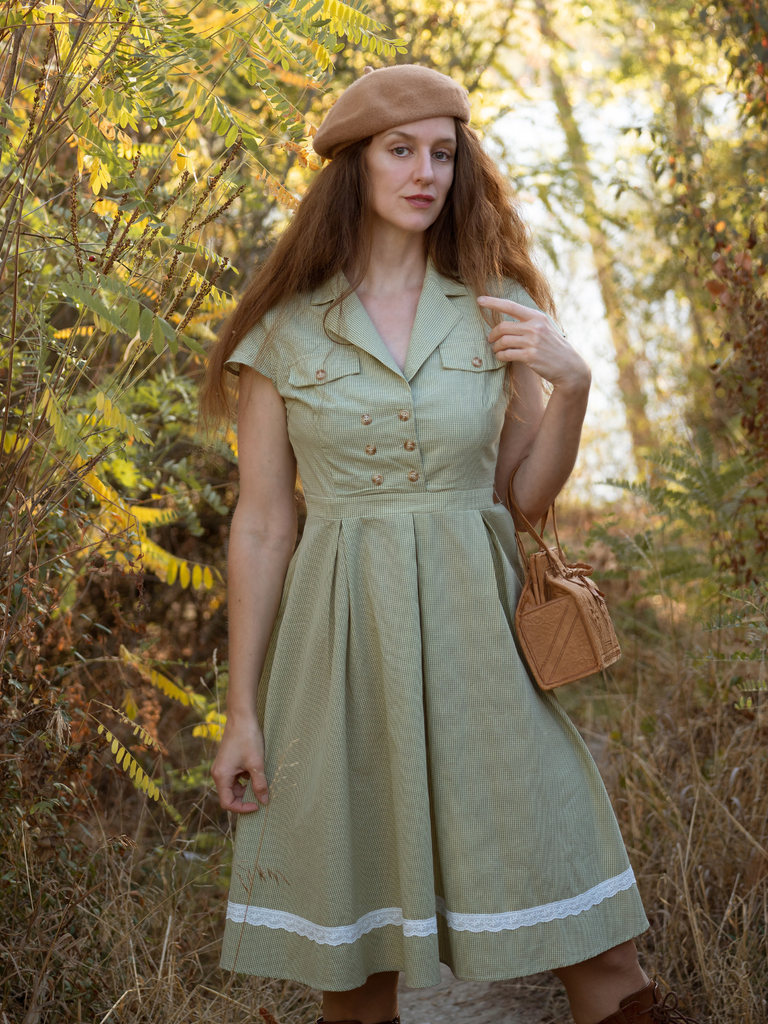 Robe en coton à carreaux vichy et dentelle verte des années 1950