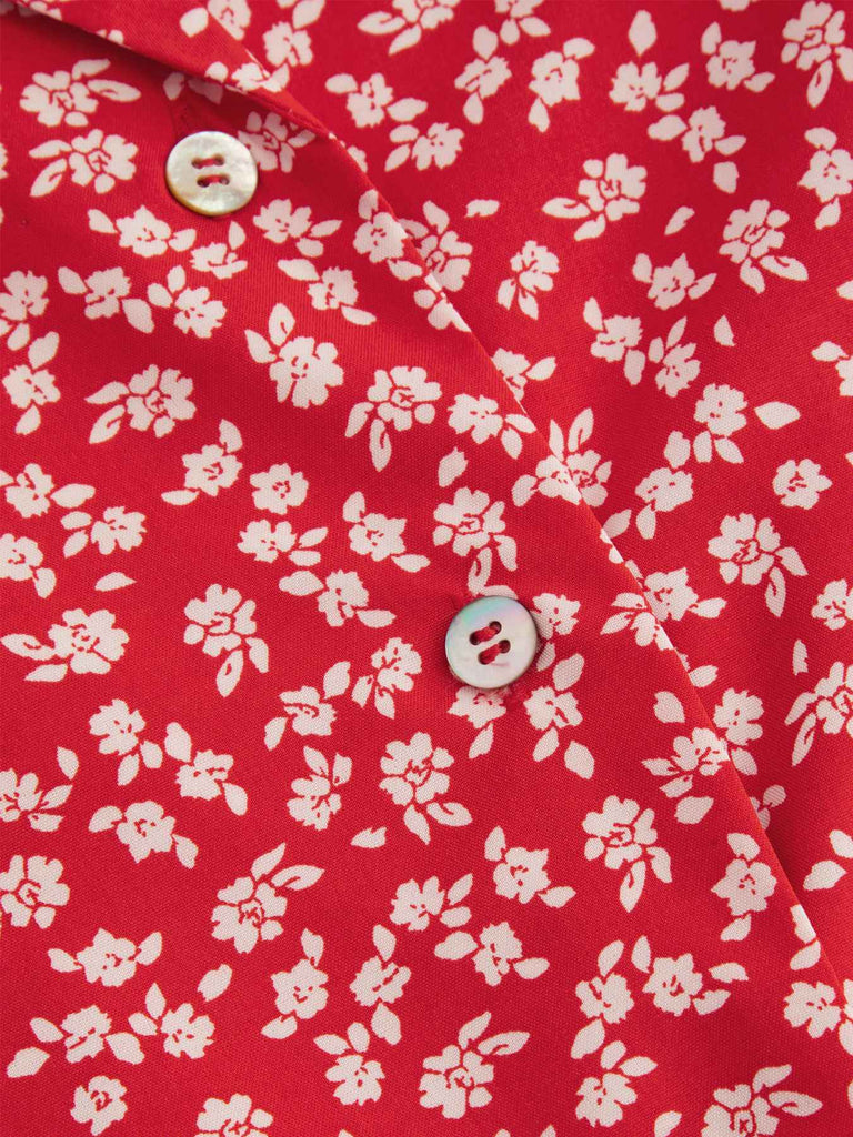 Chemisier rouge à fleurs à revers avec nœud des années 1950