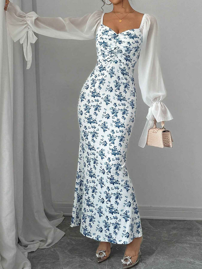 Robe bleue à petites fleurs en mousseline de soie des années 1930
