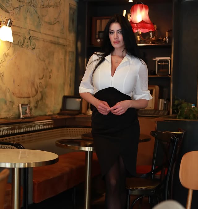 Robe moulante froncée à col cranté blanche et noire des années 1960