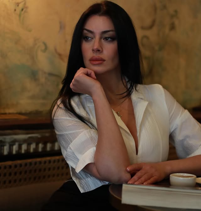 Robe moulante froncée à col cranté blanche et noire des années 1960