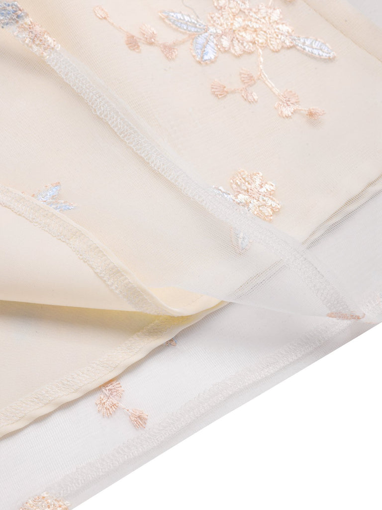 Robe blanche à fleurs brodées col V profond années 1950