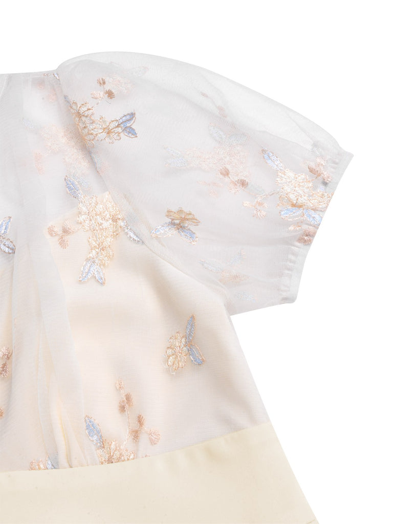 Robe blanche à fleurs brodées col V profond années 1950