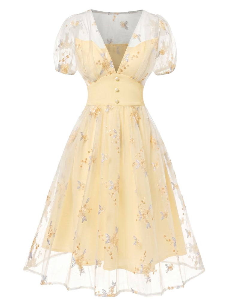 Robe blanche à fleurs brodées col V profond années 1950