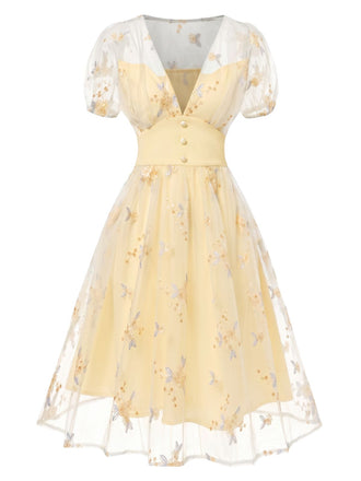 Robe blanche à fleurs brodées col V profond années 1950