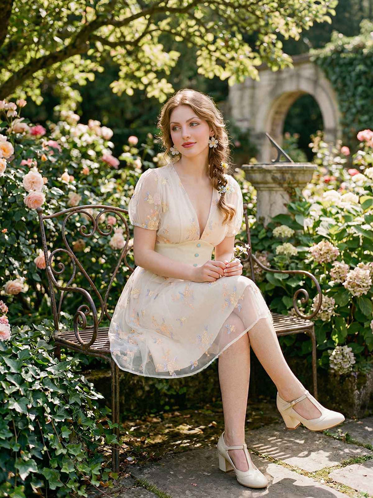 Robe blanche à fleurs brodées col V profond années 1950
