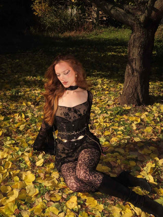 Robe noire en dentelle florale manches évasées des années 1950