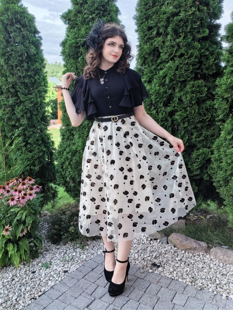 Robe trapèze noire à volants roses dorées col montant années 1950