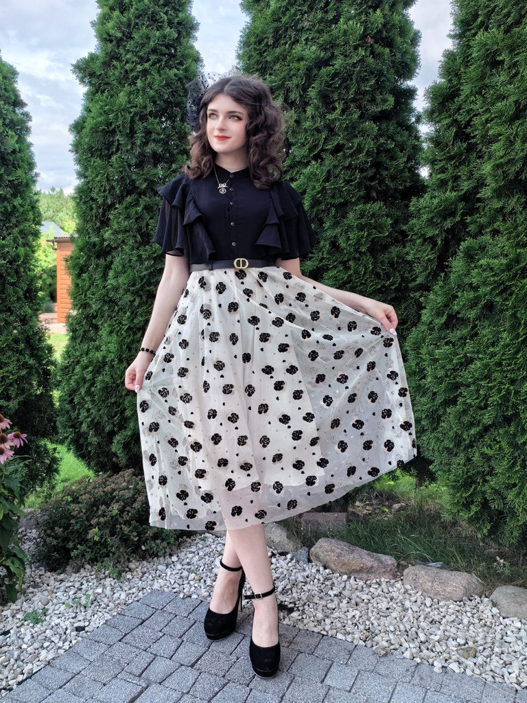 Robe trapèze noire à volants roses dorées col montant années 1950