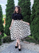 Robe trapèze noire à volants roses dorées col montant années 1950